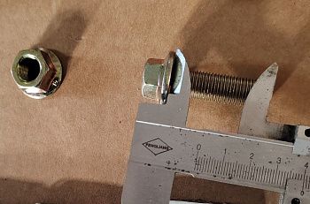 «Болт+гайка кронш. переднего передней рессоры J6 8x4 (нижний) Q1851240T+CQ39712» – №1