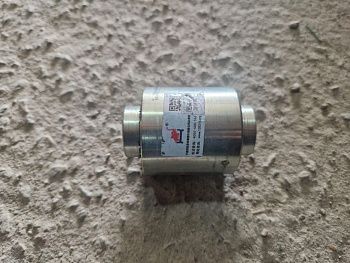 «Сайлентблок заднего стабилизатора J7 2916325-2001 (верх в кронштейне крыла)» – №1