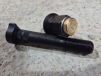 «Шпилька+-гайка заднего колеса Faw (L=140 M23*1.5) 3104051-A0E/G ( А6E) QINYAN» – №1